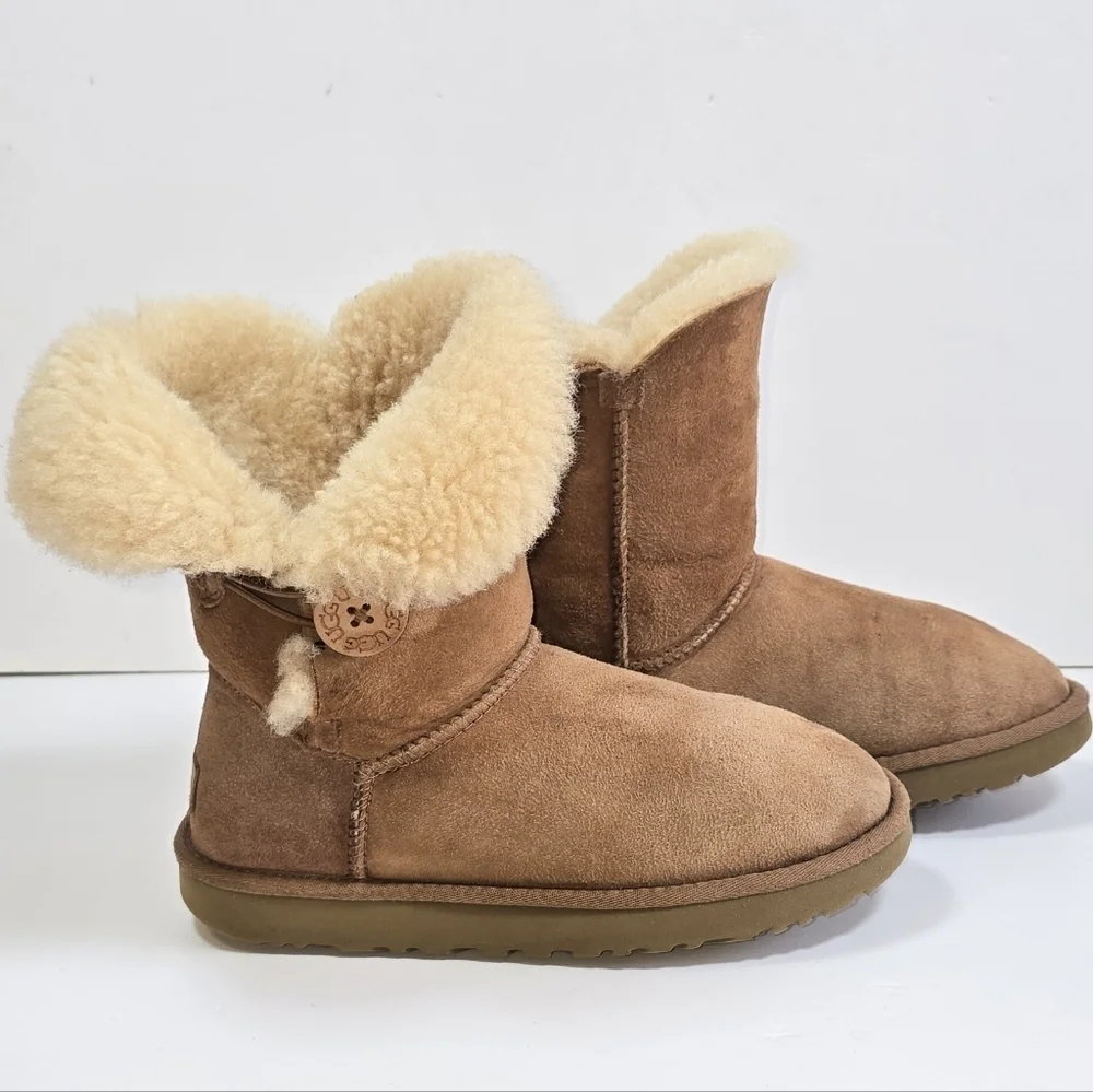 UGG Bailey Button Short Classic Shearling Winter Boots Sz. 7 Cozycore